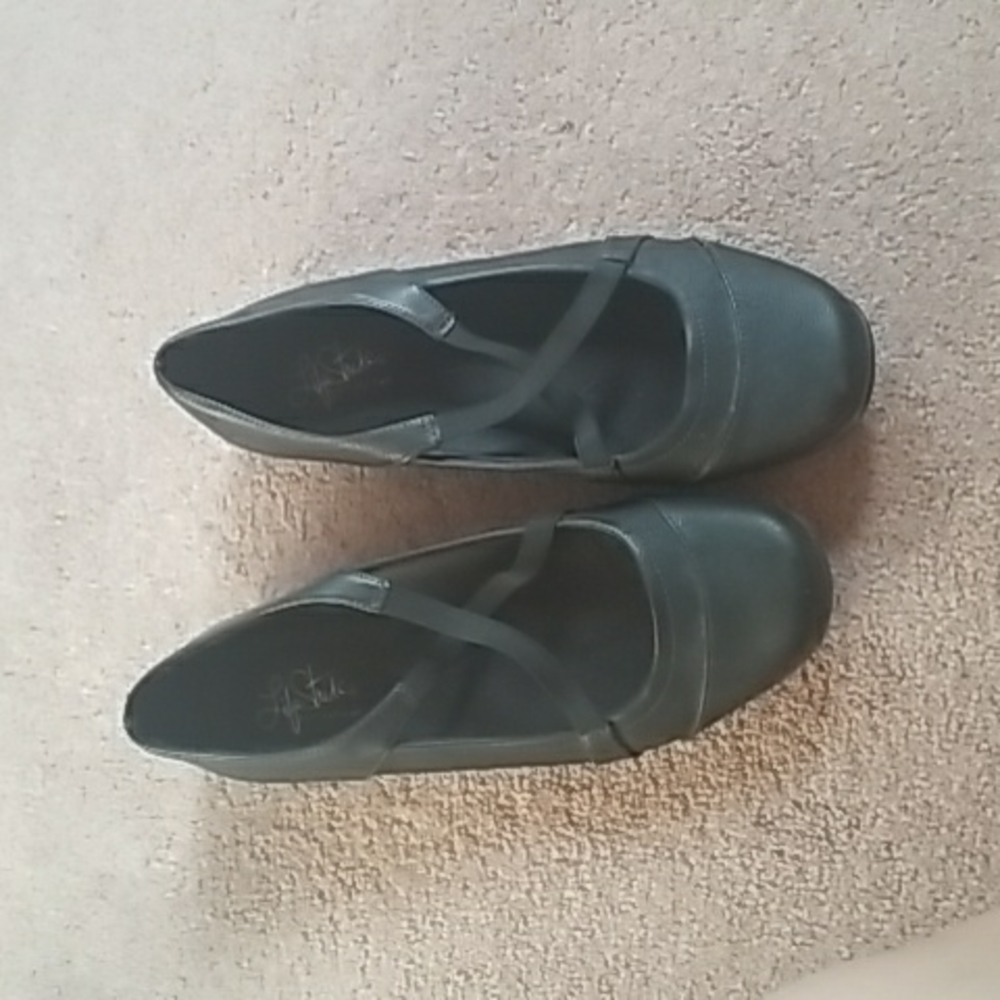 Comfy black flats